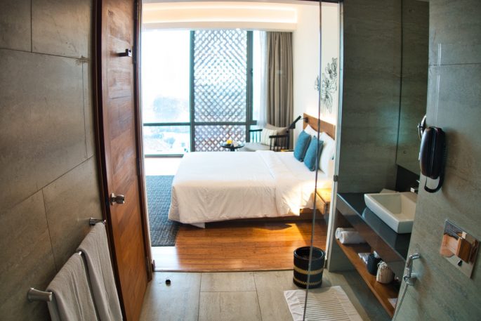 Jetwing bed and bathroom in Colombo