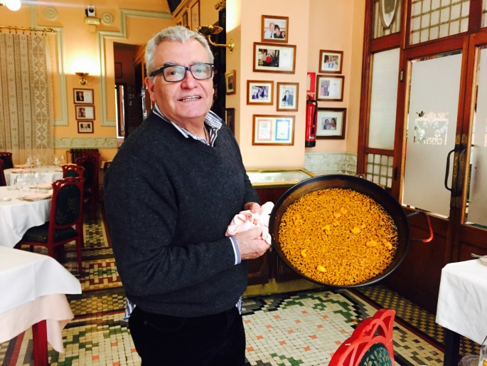 Miguel Segue of El Canyar shows what a proper pan of Valencian Paella should look like